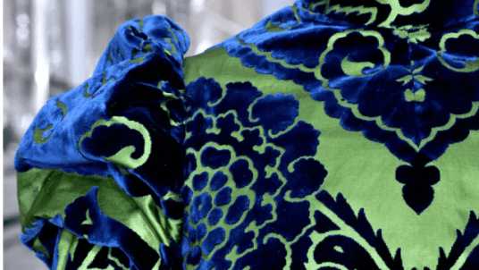 Autour de l'exposition Worth. Inventer la haute couture—A fil ouvert : la robe aux lys et la cape russe dévoilées